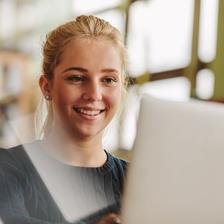 Jugendliche sucht am Laptop nach einer Ausbildung.